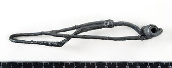 Denne typen bøylenål kalles La Tène-fibel og er et typisk funn fra førromersk jernalder. Akkurat denne bøylen ble funnet på Braaten i Ringerike i Buskerud. Les mer om hvorfor vi finner flere personlige gjenstander fra jernalderen. Foto: Ann Christine Eek/Kulturhistorisk museum, UiO/CC BY-SA 4.0