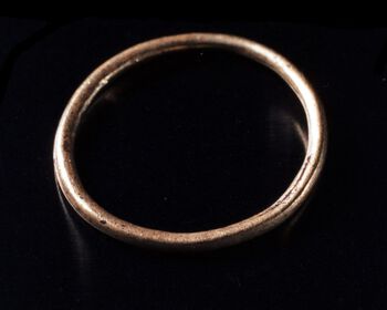 Denne enkle fingerringen ble funnet i en grav ved Bøli i Østfold. Ringen måler litt over to cm i diameter. Les mer om hvordan det ble mer vanlig å legge personlige gjenstander i graver i løpet av jernalderen. Foto: Eirik Irgens Johnsen/Kulturhistorisk museum, UiO/CC BY-SA 4.0
&amp;#160;