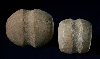 Dette er såkalte skaft­fure­køllehoder fra Trysil i Hedmark. Slike steinkøller ble brukt både i yngre steinalder, bronsealderen og førromersk jernalder. Les mer om hvordan jernet til slutt erstattet steinteknologien. Foto: Ellen C. Holte/Kulturhistorisk museum, UiO/CC BY-SA 4.0