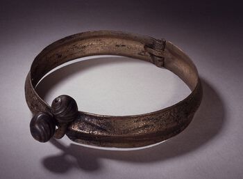 Denne halsringen i bronse ble funnet på Hammerstad i Stange i Hedmark i 1950. Halsringen vitner om kontakt med og påvirkning av keltisk kultur. Foto: Eirik Irgens John­sen/Kultur­historisk museum, UiO/CC BY-NC 3.0