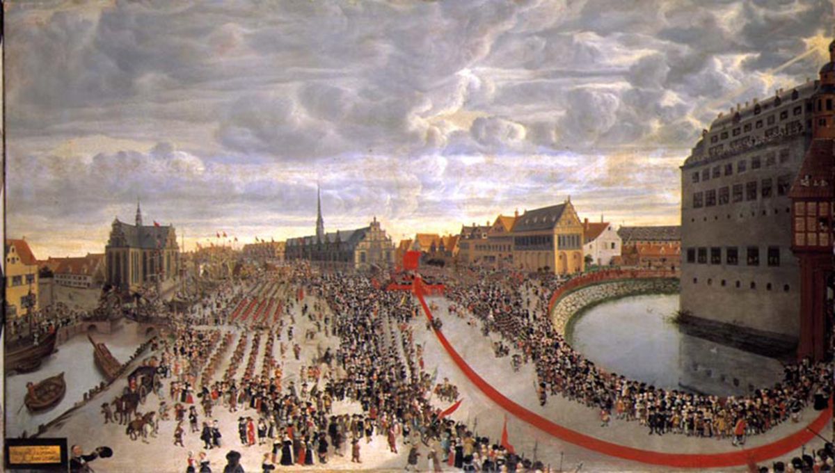 Maleri som viser arvehyllingen av Fredrik 3. Folkemengde langs rød løper fra slott til paviljong