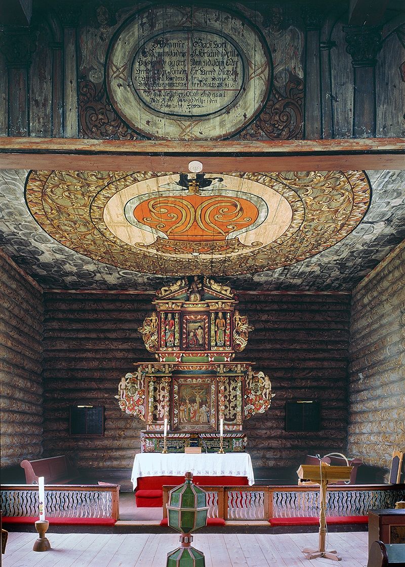 Fotografi av kirkeinteriør: i taket over alteret finnes heldekkende maleri av Christian VIs monogram