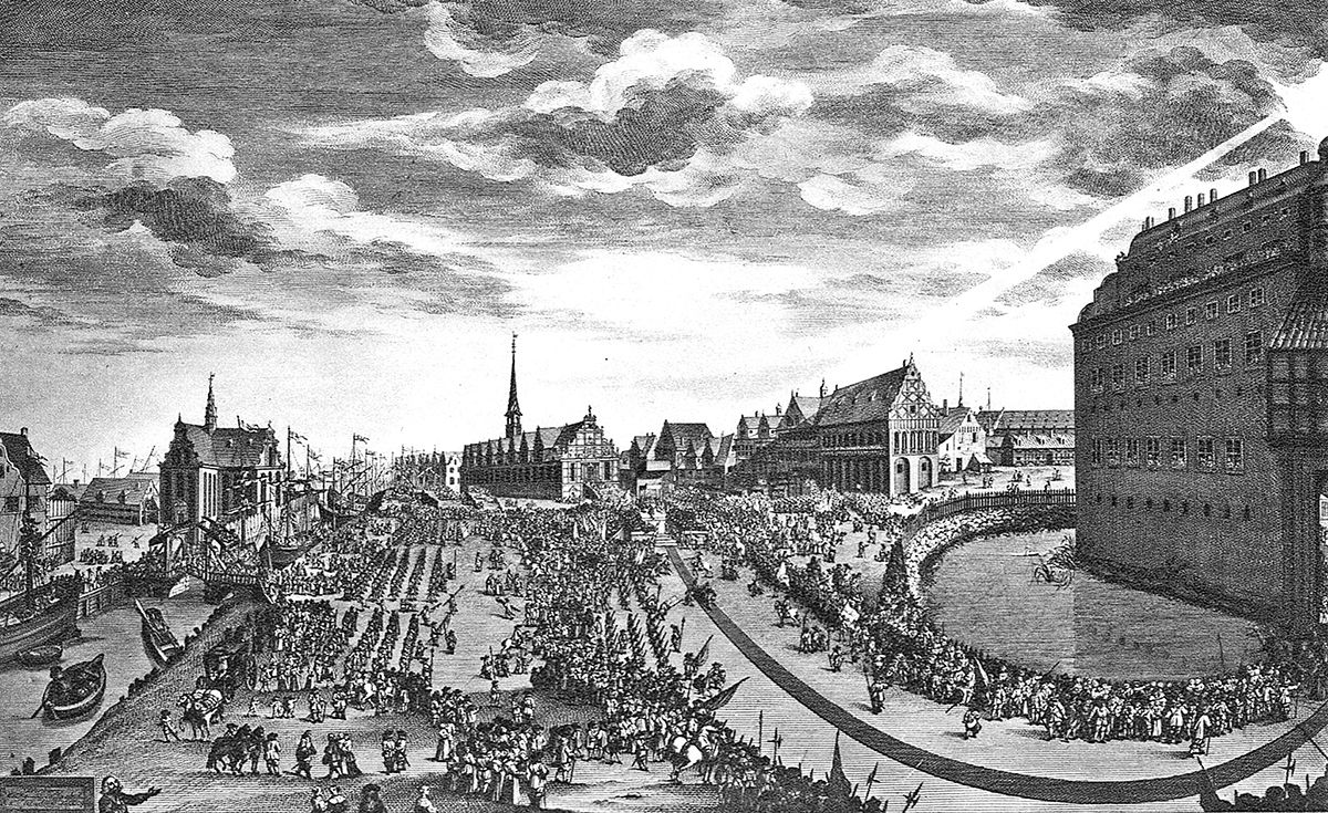 Svart hvitt stikk av maleri av hyllingen av Fredrik 3. som arvekonge i 1660. Bilde viser folkemengde samlet rundt rød løper som går fra slott til paviljong