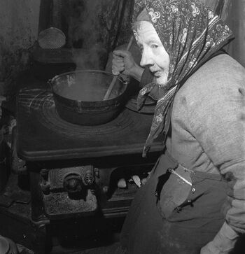 Graut og poteter var den vanligste maten på landsbygda. I 1955 var dette fremdeles kosten til de to søstrene Ingerine og Gurine Schevenius, som da var 83 og 81 år gamle. Søstrene bodde på husmannsplassen Rui ved Dalen i Telemark. Les mer om brød og korn i det norske samfunnet.&amp;#160;Foto: Aage Storløkken/NTB scanpix
