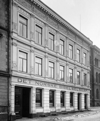 Rundt 1910 lå kontorene til&amp;#160;Det Norske Bibelselskap i Munchs gate 2 i Oslo. Les om hvordan selskapet har arbeidet for å spre Bibelen&amp;#160;ut til&amp;#160;den norske befolkningen&amp;#160;siden 1816. Foto: Anders Beer Wilse/Oslo Museum/CC BY-SA