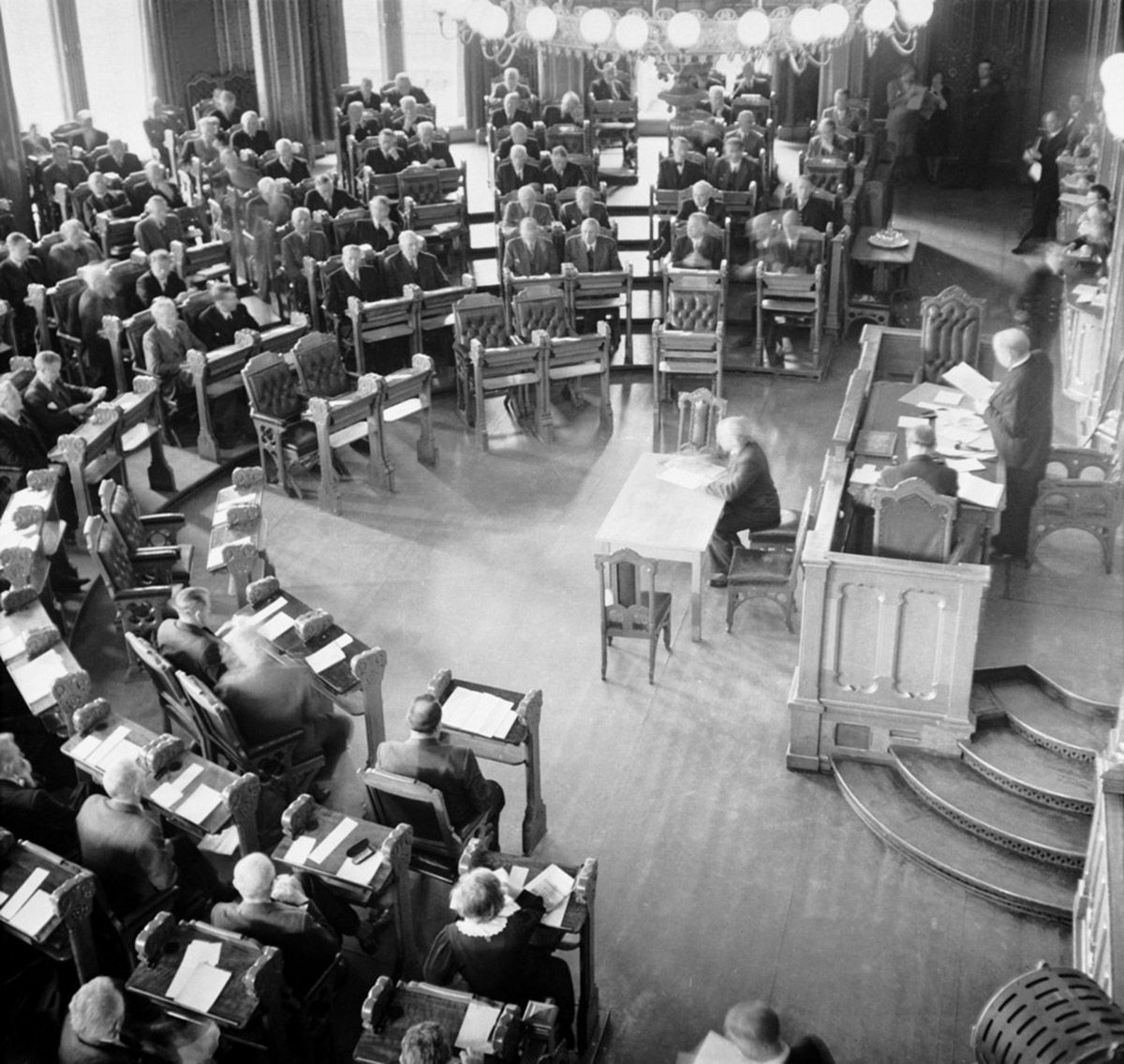 Fotografi, Stortingets åpning i 1945, fra stortingssalen, fullsatt, med taler