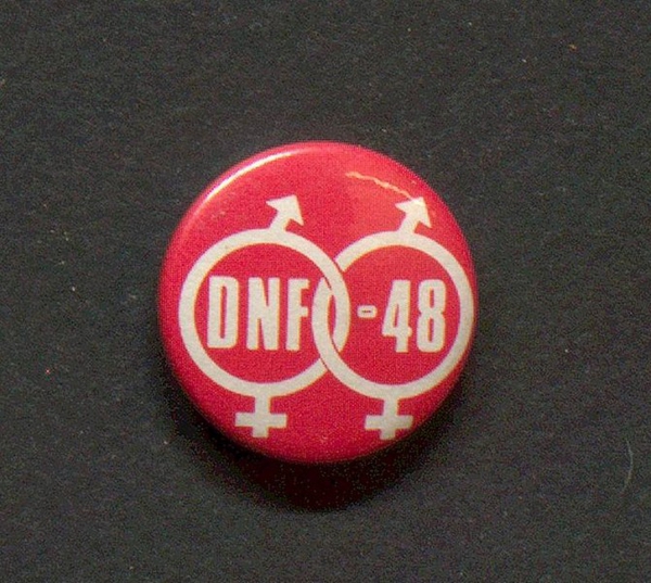 Rødt jakkemerke med skriften DNF-48