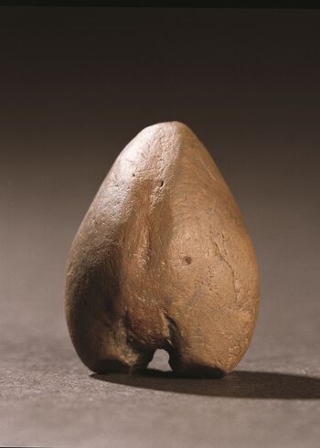 Svinesundfiguren – et fossil av&amp;#160;hjerteskjell som er pusset og slipt til slik at figuren fremstår som et fruktbarhetsymbol. Figuren ble funnet i 2001 i forbindelse med arkeologiske utgravninger som ble utført da E6 skulle legges i ny trasé mot riksgrensen. Figuren ble umiddelbart kalt «Venus fra Svinesund» og er om lag 7000 år gammel. Les mer om hvordan steinaldermenneskene så&amp;#160;på fruktbarheten hos dyr og mennesker .&amp;#160;Foto: Erik Irgens Johnsen/Kulturhistorisk museum, UiO/ CC BY-NC-ND 3.0