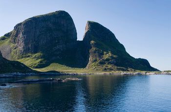 Naturformasjoner som har vært (og ennå er) sjømerker:&amp;#160;Kinnaklova på øya Kinn i Flora Kommune, Sogn og Fjordane. Navnet Norge betydde kanskje opprinnelig «norveien», veien gjennom de trange sundene (langs leden), men ble snart forstått som «nordveien».&amp;#160;Les mer om&amp;#160; Norges kyst som reisevei siden eldre steinalder .&amp;#160;Foto: Helge Sunde/Samfoto/NTB scanpix