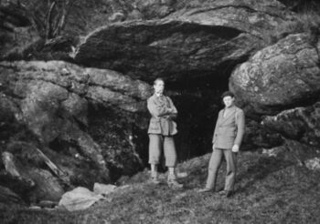 To arkeologer foran Svarthola på Viste i 1931. Bak kamera står Harald Egenæs Lund som åtte år senere skulle starte nye utgravinger som avdekket dype boplasslag også inni hulen. Les&amp;#160;om det best bevarte skjelettfunnet i&amp;#160;Norge, som ble funnet i Svarthola .&amp;#160;Foto: Harald Egenæs Lund/Arkeologisk museum, Universitetet i Stavanger/ CC-BY-NC-ND-3.0