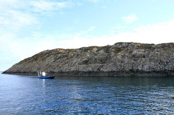 Spor etter grønnsteinbryting på Hespriholmen&amp;#160;ved&amp;#160;Bømlo i&amp;#160;Hordaland. Les mer om steinbrudd og hva grønnstein og andre steintyper ble brukt til i steinalderen .&amp;#160;Foto: Astrid J. Nyland/UiO/ CC BY-NC-ND 3.0