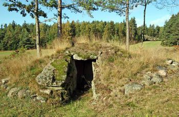 Megalittgraver eller storsteinsgraver var karakteristiske for traktbegerkulturen , den eldste bondekulturen i Nord-Europa og Skandinavia. Det finnes få slike graver bevart i Norge, men på gården Skjeltorp i Skjeberg i Østfold fantes det ruiner etter en storsteinsgrav. Graven ble rekonstruert i 1940-årene.&amp;#160;Les mer om&amp;#160; tegn til&amp;#160;etableringen av&amp;#160;bondesamfunnet i Norge .&amp;#160;Foto: Sarpsborg kommune