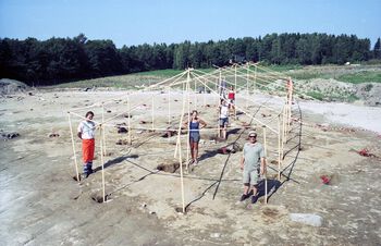 Arkeologer regner med at jordbruket ble innført i&amp;#160;Norge rundt 2350 f.Kr. Ved Svinesund i Østfold fant arkeologer et komplett gårdsanlegg fra rundt 2300–2000 f.Kr. Dette langhuset var et av flere hus som ble oppdaget. Stolpe­hull­ene på plassen vitner om at gårdstunet har vært brukt i flere hundre år. Les mer om den store og&amp;#160;raske overgangen fra fangst- til&amp;#160;bondesamfunn i den yngre steinalderen .&amp;#160;Foto: Ola Rønne med flere, Kulturhistorisk museum, UiO/ CC BY-SA 4.0