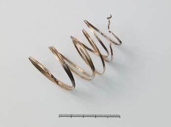 Denne spiralringen i gull er fra Braut i Rogaland. Ringen vitner om at menneskene i overgangen mot bronsealderen hadde avansert metallkunnskap. Hvordan og i hvilken grad mennesker i Norge fikk denne kunnskapen fra andre eller utviklet den på egen hånd, er vanskelige spørsmål. Les mer om teknologiutvikling i steinalderen . Foto: Terje Tveit/Arkeologisk museum, Universitetet i Stavanger/ CC BY-NC-ND 3.0