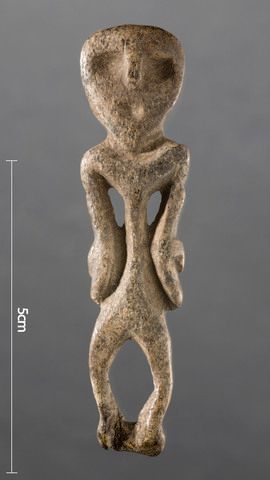 Dette er en menneskefigur av bein fra Nesseby i Finnmark. Begge sider av figuren forestiller en person sett forfra, hankjønn på den ene side, hunkjønn på den andre. Denne beinfiguren er en av mange rester etter et bofast samfunn av fangstfolk&amp;#160;i Finnmark . Foto: Adnan Icagic/Trom­sø Museum – Universitetsmuseet/ CC BY-NC-ND 3.0
