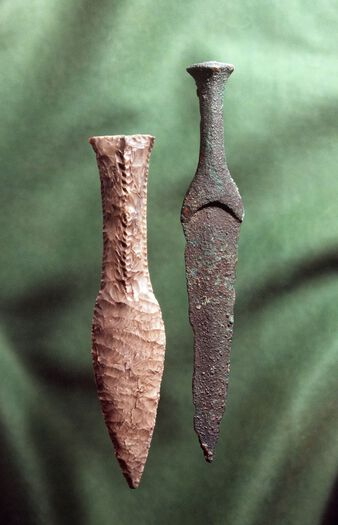 Forbildet for elitens våpen og smykker var metallgjenstandene, og disse ble etterlignet i flint, stein og bein – noe disse funnene fra Hordaland illustrerer. Les om hvordan slike redskaper vitner om utstrakt handel og et hierarkisk samfunn . Foto: Svein Skare/Uni­versi­tets­museet i Bergen/ CC BY-NC-ND 3.0
