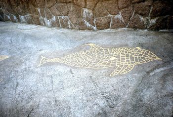 Helleristningene viser en del av menneskenes trosforestillinger og ritualer, og var kanskje elementer i myter og historier. Hvalen fra Veigrunn ved Drammen vitner om fangst av hval, men samtidig kan dyret også ha opptatt en plass i kosmologien. Les mer om hva helleristninger i steinalderen kan fortelle om hvordan menneskene tenkte . Foto: Elizabeth Skjelsvik/Kulturhistorisk museum, UiO/ CC BY-SA 4.0