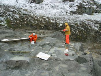 Dette bildet er fra utgravningen ved klebersteinsbruddet i Sandbekkdalen i 2004. Undersøkelser avdekte mulige spor etter uttak av støpeformer, kanskje&amp;#160;for å&amp;#160;lage bronse. Les mer om&amp;#160; bruk av&amp;#160;ressurser i fjellet i bronsealderen . Foto: Hedmark fylkeskommune