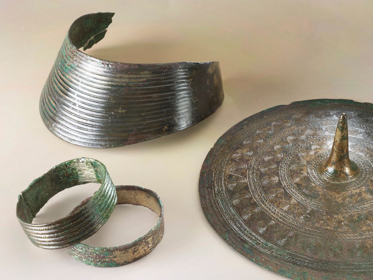 Armringer, halskrage og tutulus (belteplate) i bronse