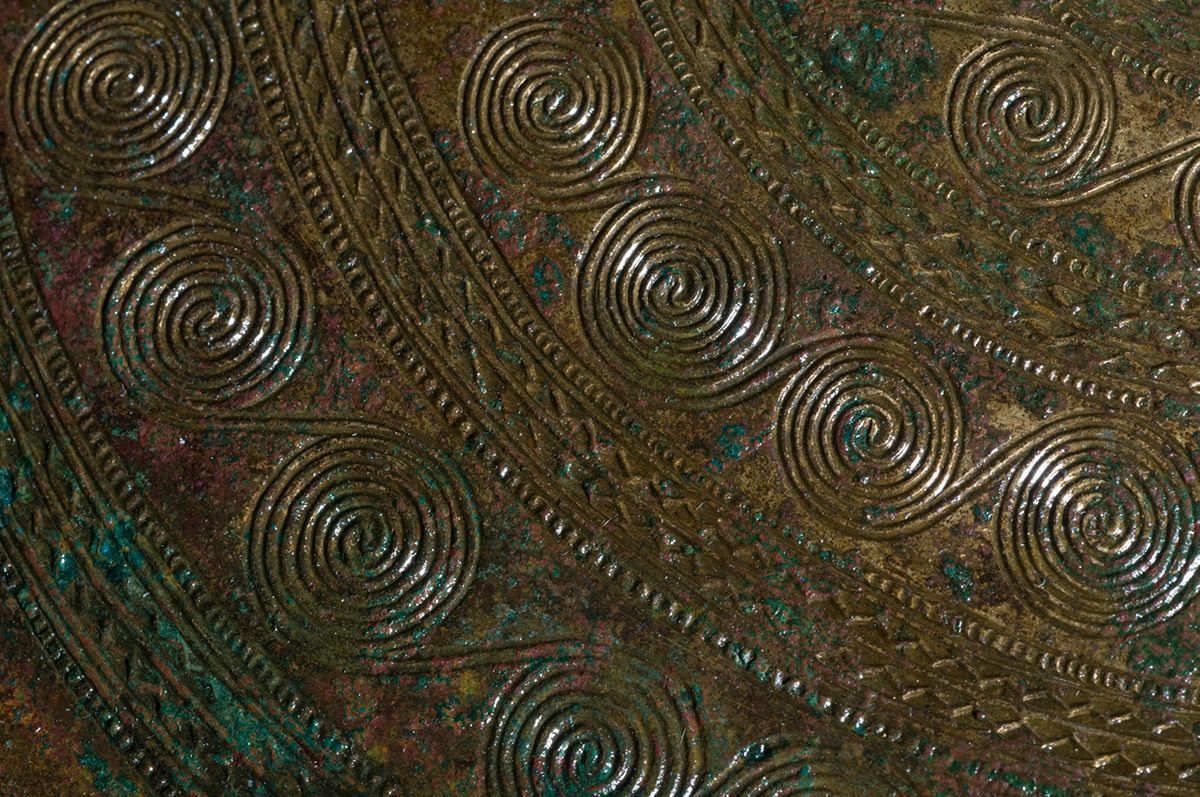 Detalj av belteplate i bronse, med spiraler