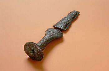 Flere har ment at det unike håndtaket til en dolk eller et sverd fra en gravhaug på Nærbø i Hå i Rogaland er lokalprodusert. Den nærmeste parallellen kommer fra Schleswig-Holstein, men håndtaket har også trekk som gjenfinnes på sverd fra Mykene i Hellas. Les mer om handel og kontakt i bronsealderen . Foto: Terje Tveit/Arkeologisk museum, Universitetet i Stavanger/ CC BY-NC-ND 3.0