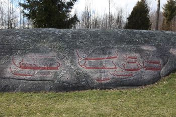 Helleristningene fra bronsealderen, som disse fra Hornesfeltet i Skjeberg i Østfold, forestiller i de fleste tilfeller skip eller båter – selv om de ofte befinner seg i det som i dag regnes som jordbruksland. Kystlinjen sto imidlertid betraktelig lenger opp i landet i bronsealderen.&amp;#160;Les mer om motivene i bergkunsten . Foto: Hans A. Rosbach – eget verk/Wikimedia Commons/ CC BY-SA 3.0