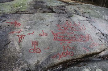 Jordbruksristninger fra Begby utenfor Fredrikstad i Østfold. Symboler, graffiti eller fortellinger? Les mer om helleristningene i bronsealderen . Foto: Hans A. Rosbach – eget verk/Wikimedia Commons/ CC BY-SA 3.0