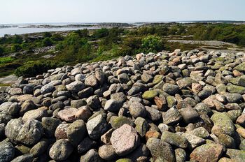 Dette er steinrøysa på Herføl, «Herfølsåta». Herføl er en av de sørligste øyene i Hvaler kommune og ligger rett utenfor Bohuslän-kysten. Var gravhauger som dette også kjennemerker for å navigere langs kysten? Les mer om gravskikker i bronsealderen . Foto: Thorfinn Bekke­lund/Samfoto/NTB scanpix