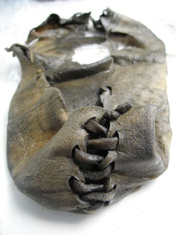 Bronsealderskoen som ble funnet ved Kvitingskjølen i Jotunheimen, er laget en gang mellom 1420 og 1260 f.Kr. Snøen som nå smelter bort i fjellet har bevart skoen i over 3000 år. Les mer om skoen og hvorfor den befant seg&amp;#160;i fjellet her . Foto: Vegard Vike/Kulturhistorisk Museum, UiO/ CC BY-SA 4.0