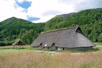 Det treskipede huset erstattet det toskipede rundt 1500 f.Kr. På Forsandmoen i Rogaland, hvor dette rekonstruerte treskipede huset står, ble slike langhus oppdaget ved bruk av maskinell flateavdekking. Les mer om langhusene . Foto: Johannes Haugan/NN/Samfoto/NTB scanpix