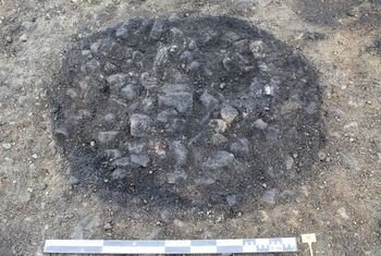 Kokegropa er forhistoriens stekeovn. Disse fungerte ved at man fyrte opp et bål i gropen sammen med steiner som ville holde på varmen fra bålet. Etter at bålet hadde brent ut, ble kjøttet lagt nedi, dekket til og gravd over. Etter en stund kunne åpne gropen og forsyne seg med et mørt og velsmakende kjøttstykke. Det finnes spor etter slike kokegroper som stammer helt tilbake til steinalderen, men det er først i bronsealderen at denne form for matlaging for alvor blir synlig i det arkeologiske materiale. Les mer om mat og makt i bronsealderen.