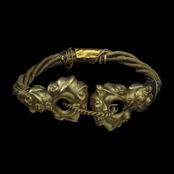 Dette er en keltisk halsring i gull fra rundt 75 f.Kr. Slike keltiske gjenstander har også blitt funnet i Norge . Foto: British museum/ CC BY-NC-SA 4.0