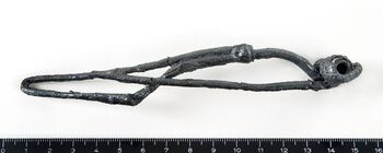 Denne typen bøylenål kalles La Tène-fibel og er et typisk funn fra førromersk jernalder. Akkurat denne bøylen ble funnet på Braaten i Ringerike i Buskerud. Les mer om hvorfor vi finner flere personlige gjenstander fra jernalderen . Foto: Ann Christine Eek/Kulturhistorisk museum, UiO/ CC BY-SA 4.0