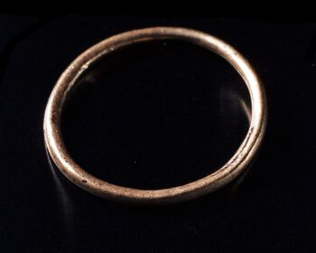 Denne enkle fingerringen ble funnet i en grav ved Bøli i Østfold. Ringen måler litt over to cm i diameter. Les mer om hvordan det ble mer vanlig å legge personlige gjenstander i graver i løpet av jernalderen . Foto: Eirik Irgens Johnsen/Kulturhistorisk museum, UiO/ CC BY-SA 4.0 &amp;#160;
