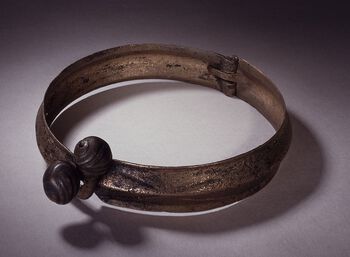 Denne halsringen i bronse ble funnet på Hammerstad i Stange i Hedmark i 1950. Halsringen vitner om kontakt med og påvirkning av keltisk kultur . Foto: Eirik Irgens John­sen/Kultur­historisk museum, UiO/ CC BY-NC 3.0