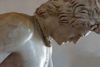 Denne hellenistiske statuen «Den døende Galler» viser en kelter med halsring. Disse halsringene var svært utbredte i det keltiske kulturområdet og påvirket også andre kulturer. En slik halsring er blant annet funnet i Hedmark . Foto: Jastrow/Wikimedia Commons