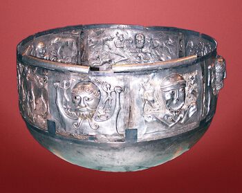 Gundestrupkjelen ble funnet i Gundestrup mose i 1891 i Ålborg amt i Danmark. Kjelen måler 72 cm i diameter over munningen og er laget av hamrede sølvplater. En vanlig fortolkning av relieffene på innsiden og utsiden av overdelen er at dette er symboler og figurer fra keltisk myologi. Man antar at kjelen er laget i ett av de siste hundreårene f.Kr, men det er ikke avklart om kjelen stammer fra øst- eller vestkeltisk område. Kjelen kan sees på Nasjonalmuseet i Danmark. Foto: Malene Tyssen/CC-BY-SA