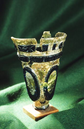 «Drikk og lev vel» står det på et glassbeger funnet på Tu i Rogaland. Foto: Terje Tveit / Arkeologisk museum, UiS. CC BY-NC-ND 3.0