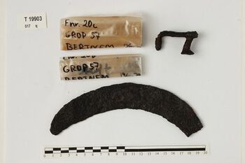 Barna måtte lære seg å håndtere gårdens redskaper. Bildet viser en sigd av jern til å skjære korn med. Bladets lengde er 21,5 cm, og det hadde et treskaft på ca. 10 cm som de holdt i. Sigden er funnet i det rike jordbruksområdet i Overhalla, Nord-Trøndelag. Foto: Ole Bjørn Pedersen, NTNU University Museum CC BY-SA 4.0
