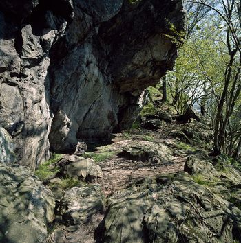Selv om langhusene var utbredt, var det ikke alle som bodde i hus i romertida. Stangelandshelleren i Klepp i Rogaland har bosetningsspor fra eldre steinalder til folkevandringstiden. Les mer om de som bodde i huler og hellere . Foto: Terje Tveit/Arkeologisk museum, Universitetet i Stavanger/ CC BY-NC-ND 3.0