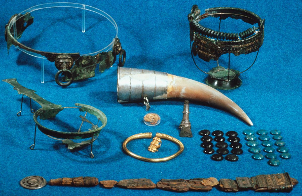 Gjenstander fra gravfunn: horn, smykker, steiner, slire, øse