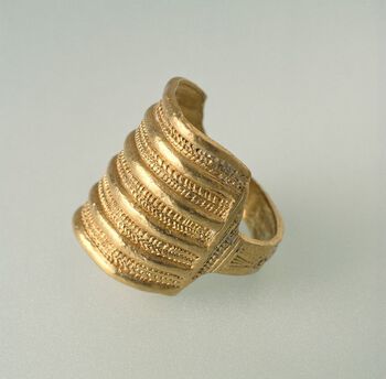 Dette er en fingerring av gull fra Avaldsnesfunnet. Graven på Avaldsnes er en av de rikeste gravene fra romertida. Les mer om hvordan gjenstander som denne gullringen symboliserte makt og status . Foto: Terje Tveit/Arkeologisk museum, Universitetet i Stavanger/ CC BY-NC-ND 3.0