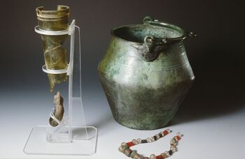 Et glassbeger, romersk bronsespann og perlekjede - kanskje ble de gitt til noen som gave? Gjenstandene er ikke funnet sammen, men kommer fra ulike steder i Norge. Foto: Terje Tveit/ Arkeologisk museum, UiS / CC BY-NC-ND 3.0