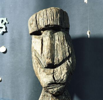 Dette er en detalj av trefiguren som ble funnet ved Grimstad i Skjeberg i Østfold. Figuren kan ha vært et gudebilde: Figuren har antakelig hatt en fallos og kan dermed ha symbolisert fruktbarhet. Les mer om gudene i romertida . Foto: Eirik Irgens Johansen/Kulturhistorisk museum. UiO/ CC BY-NC 3.0