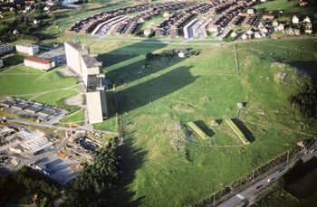 Jernaldergarden på Ullandhaug i Stavanger vart rekonstruert på grunnlag av arkeologiske funn på same stad. På midten av 500-talet brann garden ned av uviss årsak. «Gard» tyder opphavleg «inngjerding», og her kan ein tydeleg sjå steingjerdet frå lufta. Les meir om korleis grensene&amp;#160;for garden&amp;#160;danna grunnlaget for å forstå verda .&amp;#160;Foto: Terje Tveit/Arkeologisk museum, Universitetet i Stavanger/ CC BY-NC-ND 3.0