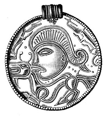 Dette er en avtegning av det samme hengesmykket i gull fra Farsund i Vest-Agder.&amp;#160;Her kan&amp;#160;figuren ses&amp;#160;tydeligere:&amp;#160;Er det en hunner som er avbildet? Les mer om hunnerne og Skandinavia .&amp;#160;Foto: Kulturhistorisk museum &amp;#160;