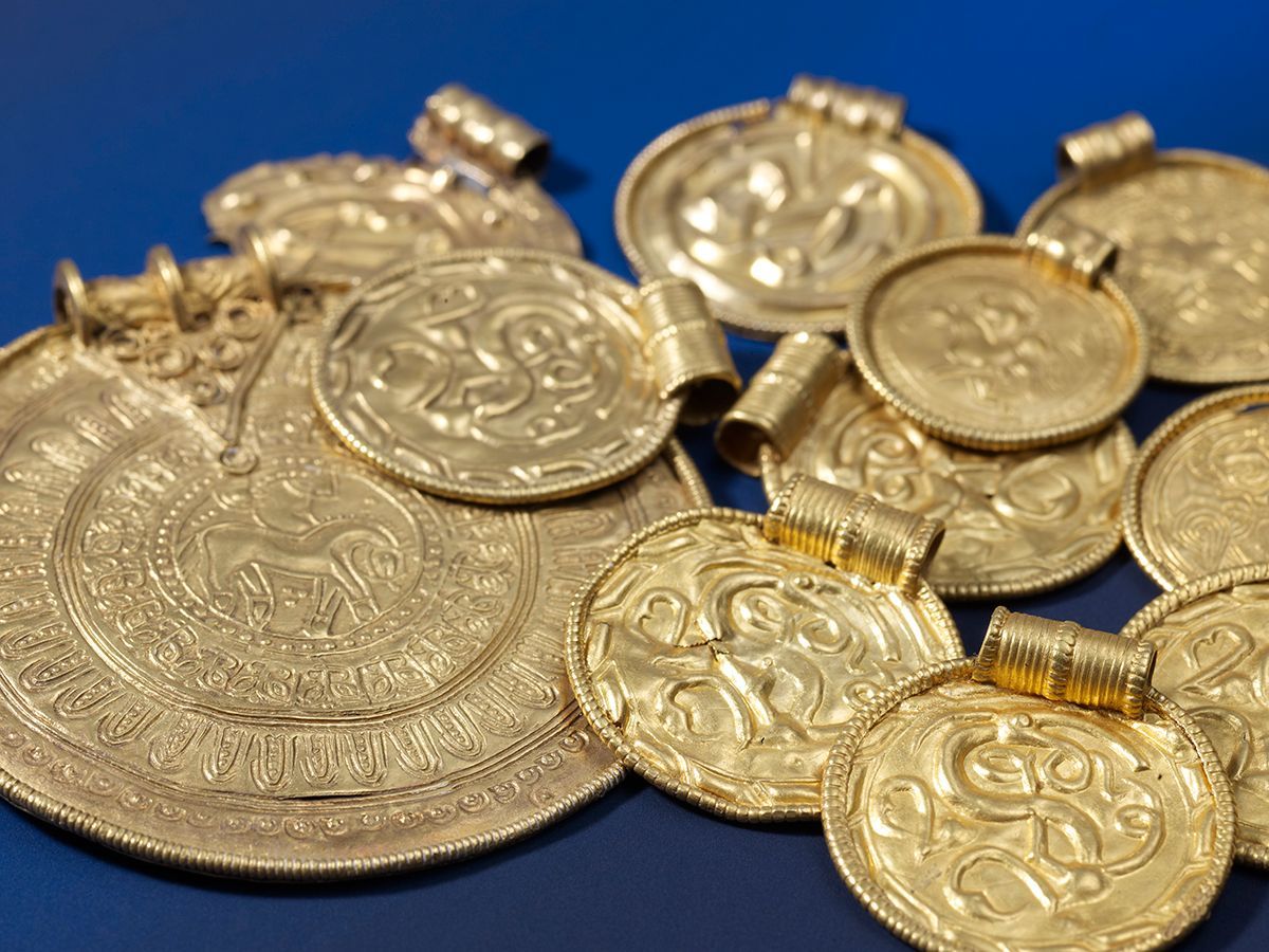 Bildet viser samling av gullmynter, preget med rike detaljer