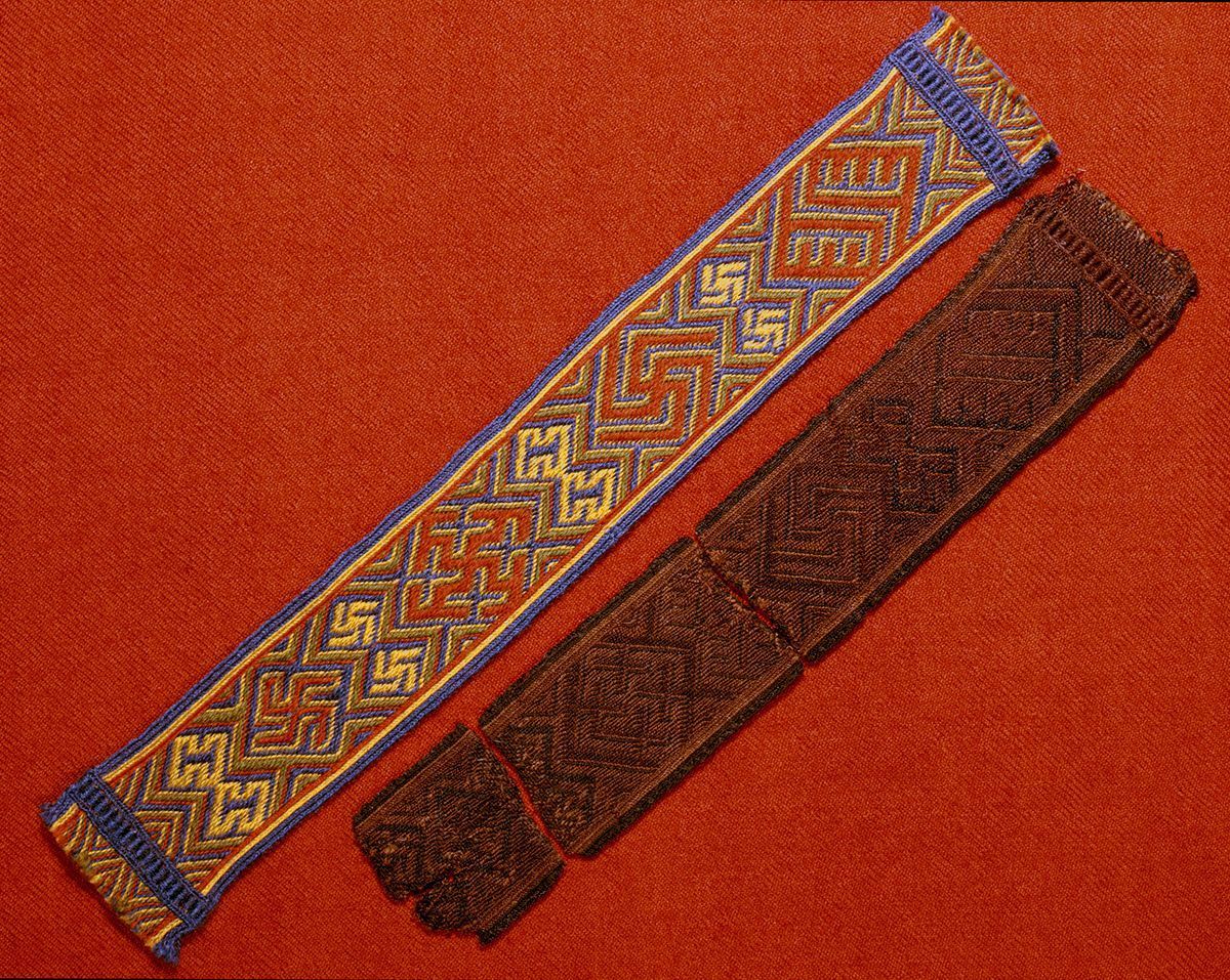 To tekstilbånd, i rødt, gult og lilla. Mønster av rette vinkler i forskjellige former. Det ene er en kopi og det andre er original. Originalen er svart og rød.