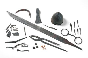 I ein grav frå merovingartida ved Haglebuvatn i Buskerud vart det i 1918 funne ei rekke gjenstandar som peikar mot vikingtida. Med seg i grava hadde denne personen ulike våpen: sverd, øks, kniv, pilspissar og skjold. Men i grava låg også beksel til hest, ein sigd og ei tong. Les meir om grunnlaget for vikingtida i merovingertida .&amp;#160;Foto: Eirik Irgens Johnsen/Kulturhistorisk museum, UiO/ CC BY-SA 4.0