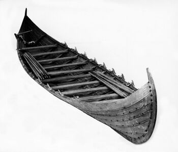 Dette er rekonstruksjonen av Bårsetbåten frå Nord-Kvaløy i Troms. Båtrestane vart funne i ei myr i 1931. Les meir om utviklinga&amp;#160;mot det havgåande seglskipet i merovingartida .&amp;#160;Foto: Olga Kvalheim/Tromsø Museum – Universitetsmuseet/ CC BY-NC-ND 3.0
